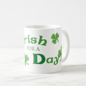 Mug St. Patrick's Day Curly-Coated Retriever (Devant droit)