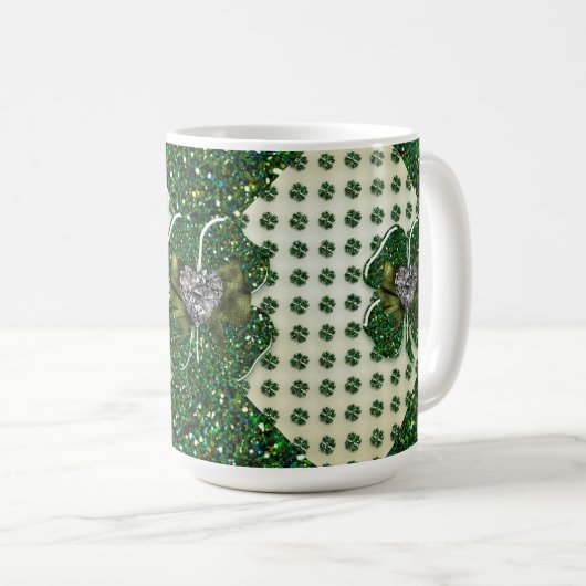 Mug St. Patrick's Sparkly Shamrock avec coeur (Devant droit)