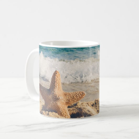 Mug Starfish sur une plage de sable Photo (Devant gauche)