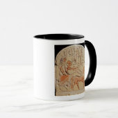 Mug Stela dépeignant un scribe conduisant un char (Devant droit)