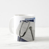 Mug stéthoscope médical sur des lectures du (Devant gauche)