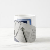 Mug stéthoscope médical sur des lectures du (Centre)
