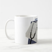 Mug stéthoscope médical sur des lectures du (Gauche)