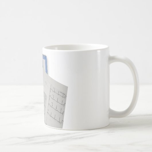 Mug stéthoscope médical sur des lectures du (Droite)