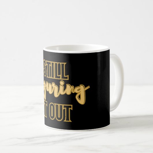 Mug Still Figuring It Out – Funny Motivational (Devant droit)