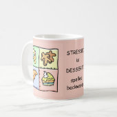 Mug STRESSED est des DESSERTS écrits vers l'arrière (Devant gauche)