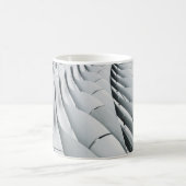 Mug Structure du bâtiment blanc et gris (Centre)