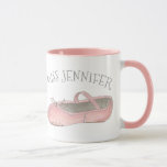 Mug Studio de danse en ballet rose personnalisé Enseig<br><div class="desc">Illustration originale d'une chaussure de danse de ballet rose. Idéal pour votre danseuse ou professeur de danse préféré ! Personnalisez simplement vos informations. Ne vois-tu pas ce que tu cherches ? Vous avez besoin d'aide pour la personnalisation ? Cliquez sur "rebeccaheartsny" (en haut à droite) puis "contactez ce concepteur" pour...</div>