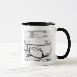 Mug Studio tiré des lunettes sur le diagramme d'oeil
