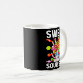 Mug Sucré avec un côté aigre drôle patch de bonbons dé (Devant droit)