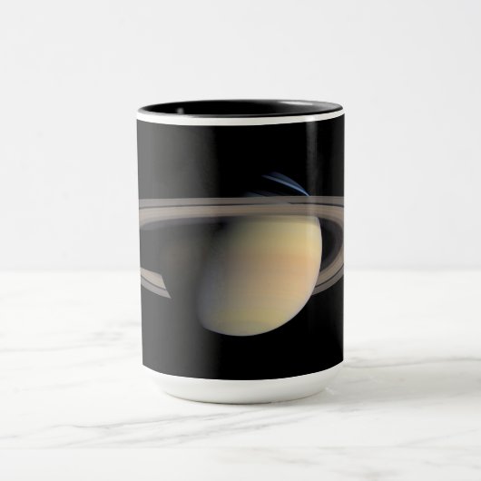 Mug Sunlit Saturn Gas géant Planet par Cassini (Centre)