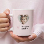Mug Sunshine de grand-mère - rose personnalisé<br><div class="desc">Éclairez les matins de Grand-mère avec cette tasse personnalisée douce et ensoleillée ! Doté d’une photo personnalisée de son petit-enfant à l’intérieur d’un cadre cardiaque et du message "Grand-mère’s Sunshine", cette tasse à café rose souple est la meilleure façon de lui montrer combien elle est aimée. Idéal pour la Fête...</div>