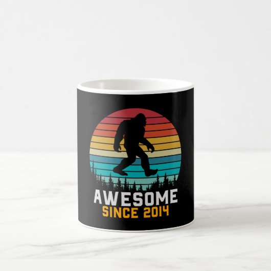 Mug Super depuis 2014 | Anniversaire Bigfoot Retro (Centre)