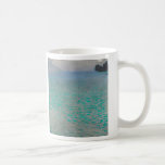 Mug Sur le lac Attersee par Gustav Klimt, Art Vintage<br><div class="desc">Sur le lac Attersee (1900) par Gustav Klimt est une peinture vintage de l'époque victorienne Symbolisme de l'art artistique mettant en vedette le lac Attersee (alias Kammersee). Le lac Attersee est le plus grand lac de la région de Salzkammergut en Autriche. Klimt a passé l'été avec Emilie Flöge à Litzlberg...</div>