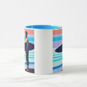 Mug Surfer debout sur une plage au coucher du soleil (Centre)
