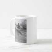 Mug Surfer En Niveaux De Gris Des Vagues (Devant gauche)
