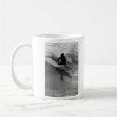 Mug Surfer En Niveaux De Gris Des Vagues (Gauche)
