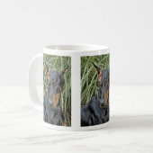 Mug Surprise de papillon de dobermann (Devant gauche)
