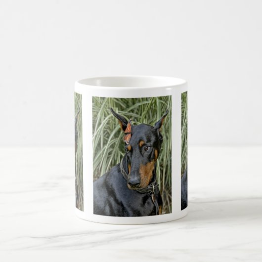 Mug Surprise de papillon de dobermann (Centre)