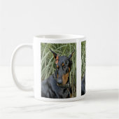 Mug Surprise de papillon de dobermann (Gauche)