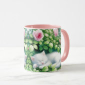 Mug Sweet Napping White Kitten sous un Rose Bush (Devant droit)