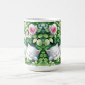 Mug Sweet Napping White Kitten sous un Rose Bush (Centre)