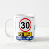 Mug Symbole de la route Funny Crisis, 30e anniversaire (Gauche)