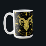 Mug Symbole du Zodiaque d'or des baies<br><div class="desc">Dessin artistique du symbole du zodiac Aries dans les tons dorés, orné de motifs célestes et géométriques, émanant d'une ambiance mystique et astrologique mettant l'accent sur les interprétations horoscopiques.</div>