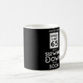 Mug SYMBOLE Happy 65E Limite De Vitesse 65 (Devant droit)