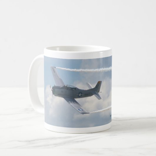 Mug T-28C Avion de cheval de Troie en vol (Devant gauche)