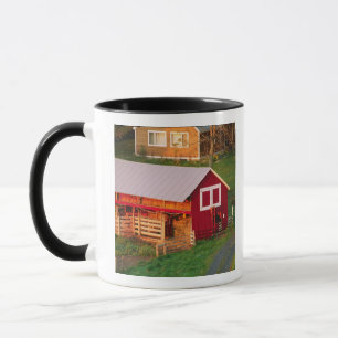 Mug Tâches matinales à la ferme. USA, Vermont,