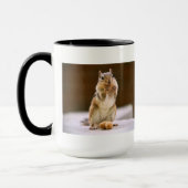 Mug Tamia mignonne mangeant une arachide (Gauche)