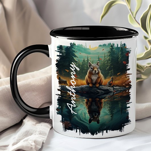 Mug Tamia sur réflexion de forêt de roche