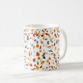 Mug Tan Terrazzo | Peinture Eclectique Quirky Confetti (Devant droit)