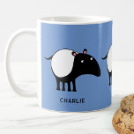Mug Tapir Nom personnalisé<br><div class="desc">Un joli Tapir malais pour les amoureux des animaux et des animaux en danger. Art original de Nic Squirrell. Modifiez le nom ou le texte et la couleur arrière - plan dans l'outil de conception pour customiser.</div>