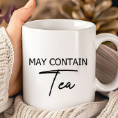 Mug Tapis Contient du Thé - Citation de Script de Typo