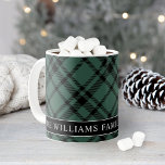 Mug Tartan Hunter Green Plaid Custom Family Monogramme<br><div class="desc">Personnalisez ce café de Noël festif ou tasse de cacao chaud avec votre nom de famille et la date établie (année mariée ou année de naissance du premier enfant) ou tout autre texte personnalisé. Le design présente un chasseur classique mais moderne / pin vert et noir écossais écossais plaid à...</div>