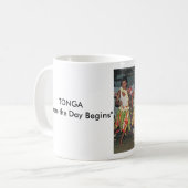 Mug Tasse, danseurs tongans, "où le jour commence " (Devant gauche)