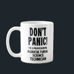 Mug Technicien en sciences agricoles<br><div class="desc">Cette délicieuse tasse blanche est accompagnée de l'expression "Ne paniquez pas ! Je suis Technicien Professionnel En Sciences Agricoles.' Il est parfait pour tous ceux qui travaillent dans le domaine agricole, que ce soit pour un usage quotidien au bureau, pour célébrer une promotion, ou comme un cadeau d'équipe réfléchi pour...</div>