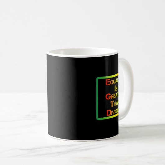 Mug Tee drôle Juneteenth Égalité est plus grande que D (Devant droit)