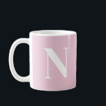 Mug Tendance rose C52 et blanc Monogramme initial pers<br><div class="desc">Chaque tasse présente une initiale unique et audacieuse en blanc immaculé sur fond de couleurs contemporaines, offrant une touche élégante et personnalisée à votre quotidien. Choisissez parmi un éventail de teintes modernes pour trouver la parfaite correspondance pour votre style ou pour offrir à quelqu'un spécial. Cette collection est conçue pour...</div>