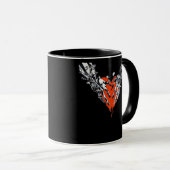 Mug Tenir le coeur classique (Devant droit)