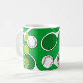 Mug Tennis ball et raquette noir blanc sur cour verte (Devant gauche)