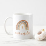 Mug Terracotta Bohemian Rainbow Script Nom personnalis<br><div class="desc">Cette tasse en céramique présente un arc-en-ciel bohème en terre cuite aquarelle avec un coeur et une police de caractères mignonne. Changez facilement le nom de vos besoins particuliers. Cela fait le cadeau parfait pour toute personne amusante et fantaisiste.</div>