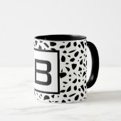 Mug Terrazzo noir blanc monogramme initial gras (Devant droit)