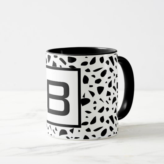 Mug Terrazzo noir blanc monogramme initial gras (Devant droit)