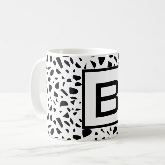 Mug Terrazzo patte noir blanc monogramme initial gras (Devant gauche)
