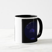 Mug Terre entière la nuit montrant les lumières de la  (Devant droit)