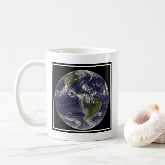Mug Terre Pleine Avec L'Ouragan Irène Au-Dessus Des Ba (Avec donut)