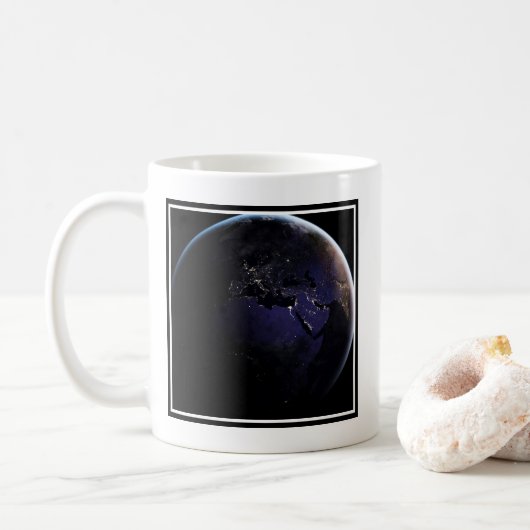 Mug Terre Pleine Montrant Les Lumières De La Ville D'E (Avec donut)